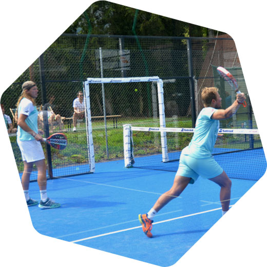 Padel-Spieler auf einem Padel-Platz
